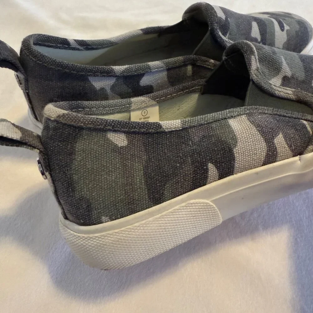 SIZE 7 Tommy Bahama Green Camo Slip On Sneakers - Picture 4 of 10